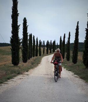 Carin Lindenboom tussen de cipressen